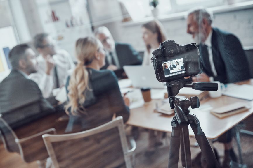 scarlet production corporate video production company filming a business meeting